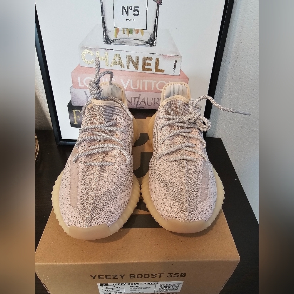Yeezy Boost 350 V2 Sneakers . US Size 5 - Picture 1 of 14